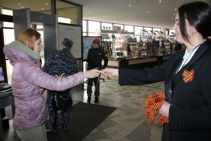 В День Победы первые посетители музея стали участниками Всероссийской патриотической акции «Георгиевская ленточка» в знак памяти о героях Великой Отечественной войны Тульский Государственный Музей Оружия