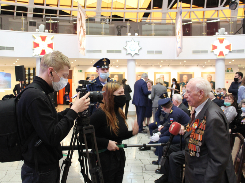 Губернатор Тульской области А.Г. Дюмин поздравил ветеранов Великой Отечественной войны и тружеников тыла с наступающим Днем Победы в музее оружия Тульский Государственный Музей Оружия