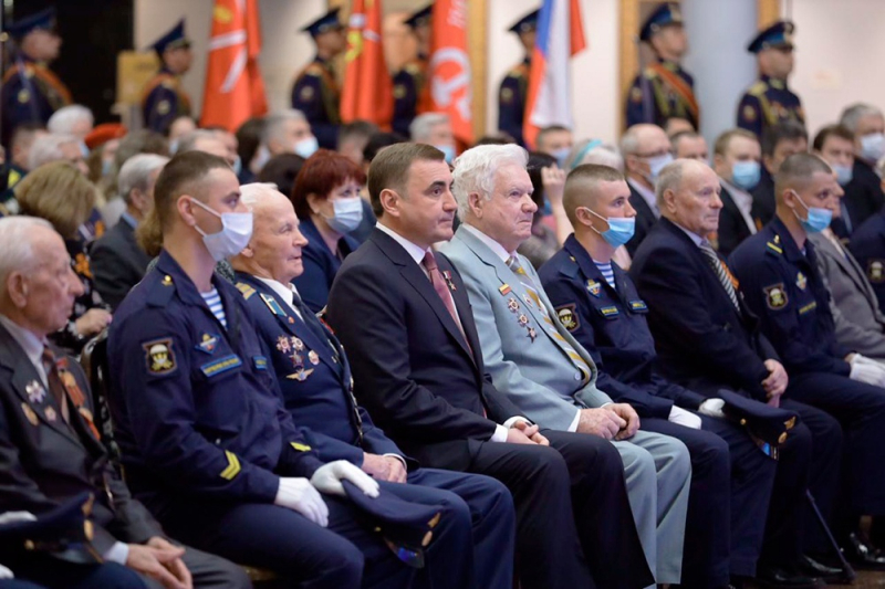 Губернатор Тульской области А.Г. Дюмин поздравил ветеранов Великой Отечественной войны и тружеников тыла с наступающим Днем Победы в музее оружия Тульский Государственный Музей Оружия