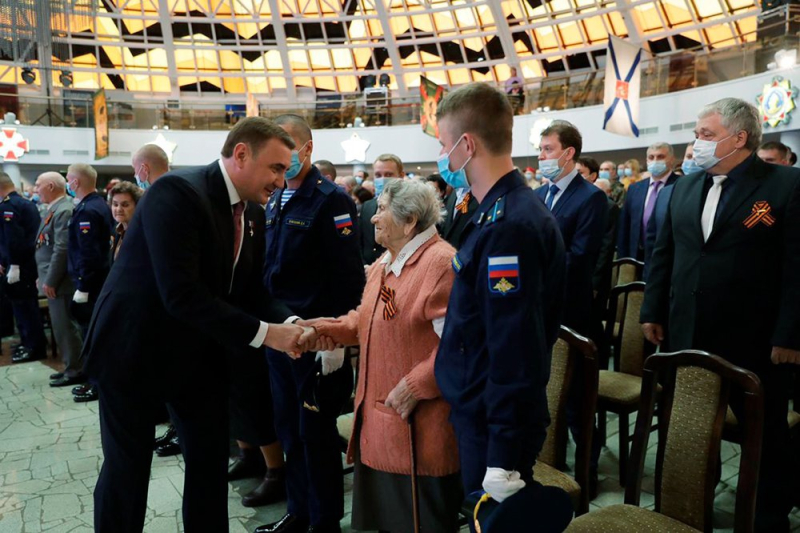 Губернатор Тульской области А.Г. Дюмин поздравил ветеранов Великой Отечественной войны и тружеников тыла с наступающим Днем Победы в музее оружия Тульский Государственный Музей Оружия