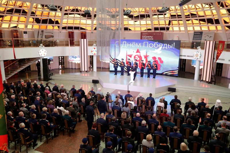 Губернатор Тульской области А.Г. Дюмин поздравил ветеранов Великой Отечественной войны и тружеников тыла с наступающим Днем Победы в музее оружия Тульский Государственный Музей Оружия