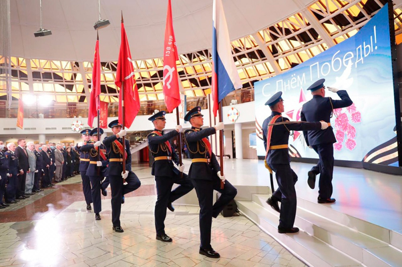 Губернатор Тульской области А.Г. Дюмин поздравил ветеранов Великой Отечественной войны и тружеников тыла с наступающим Днем Победы в музее оружия Тульский Государственный Музей Оружия
