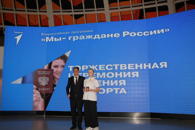 В Тульском государственном музее оружия состоялась торжественная церемония вручения паспортов гражданина Российской Федерации, приуроченная ко Дню народного единства Тульский Государственный Музей Оружия