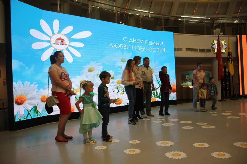 8 июля - День семьи, любви и верности. Дорогие друзья, поздравляем с праздником, желаем тепла и добра вам и вашим близким! Тульский Государственный Музей Оружия