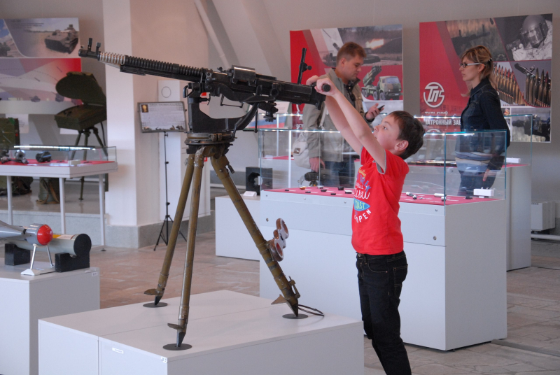 Любознательный посетитель из «Ласточки» Тульский Государственный Музей Оружия