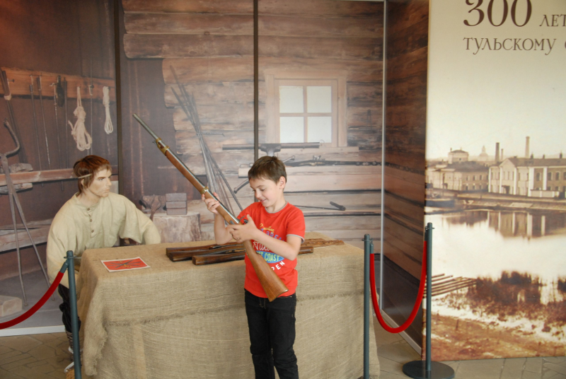 Любознательный посетитель из «Ласточки» Тульский Государственный Музей Оружия