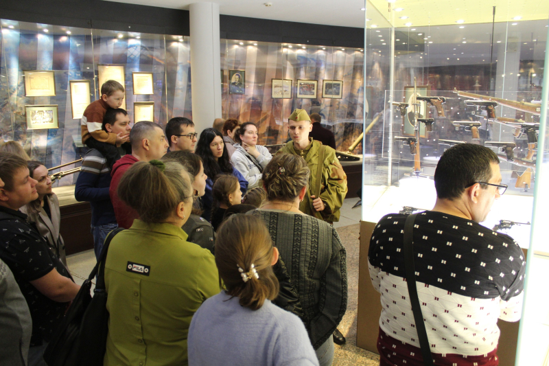 По традиции в День Победы в музее проводятся интерактивные тематические костюмированные экскурсии «Оружие Победы» и «Подвиг тульских оружейников в годы Великой Отечественной войны» Тульский Государственный Музей Оружия