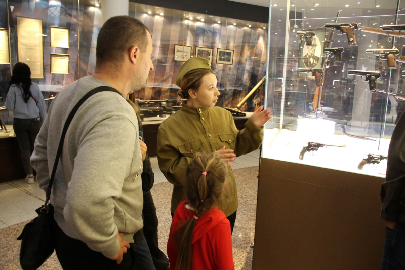 По традиции в День Победы в музее проводятся интерактивные тематические костюмированные экскурсии «Оружие Победы» и «Подвиг тульских оружейников в годы Великой Отечественной войны» Тульский Государственный Музей Оружия