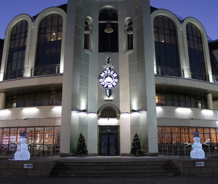 Елочка нарядная, светятся огни. До чего ж красивые праздничные дни! Тульский Государственный Музей Оружия