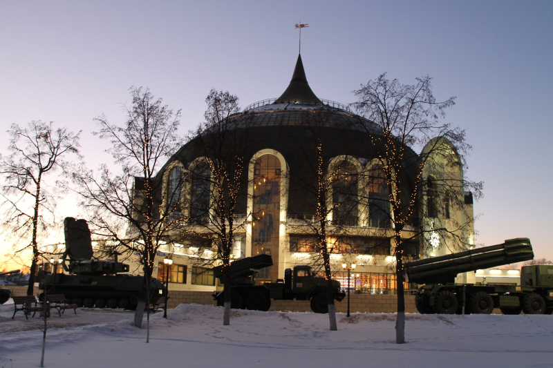 Елочка нарядная, светятся огни. До чего ж красивые праздничные дни! Тульский Государственный Музей Оружия