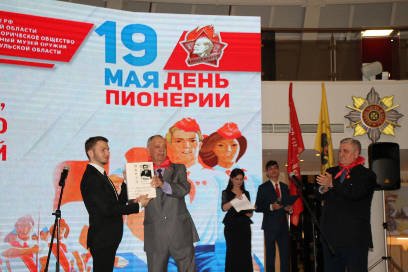 Слет ветеранов пионерского движения в Тульском музее оружия! Тульский Государственный Музей Оружия