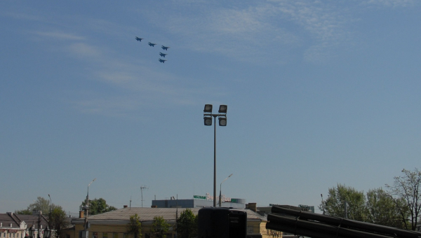 Авиашоу в День Победы. Ракурс от здания-шлема Тульского музея оружия. Тульский Государственный Музей Оружия