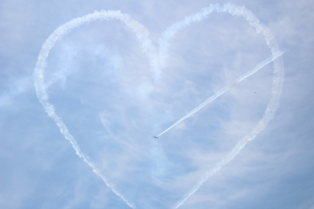 Авиашоу в День Победы. Ракурс от здания-шлема Тульского музея оружия. Тульский Государственный Музей Оружия