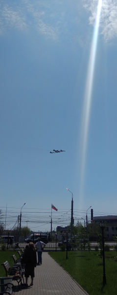 Авиашоу в День Победы. Ракурс от здания-шлема Тульского музея оружия. Тульский Государственный Музей Оружия