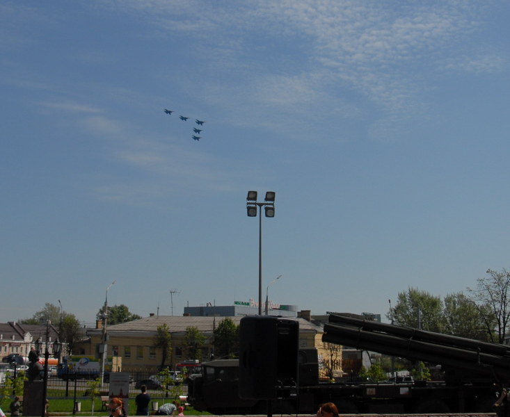 Авиашоу в День Победы. Ракурс от здания-шлема Тульского музея оружия. Тульский Государственный Музей Оружия