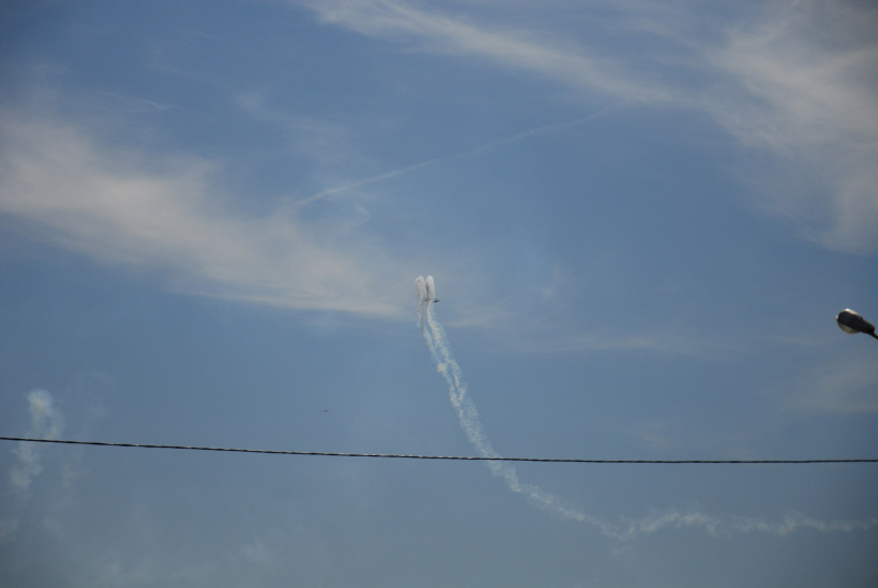 Авиашоу в День Победы. Ракурс от здания-шлема Тульского музея оружия. Тульский Государственный Музей Оружия