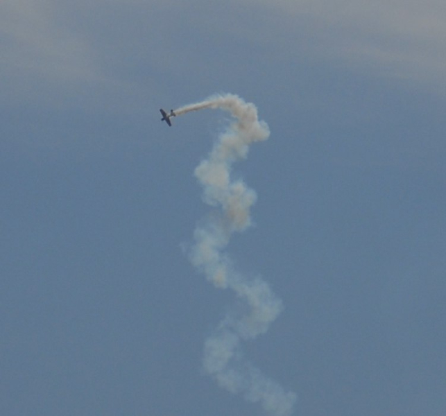 Авиашоу в День Победы. Ракурс от здания-шлема Тульского музея оружия. Тульский Государственный Музей Оружия