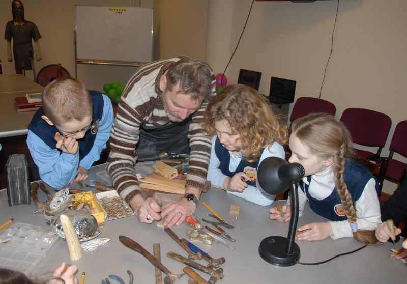 Юные оружейники в мастерской музея Тульский Государственный Музей Оружия