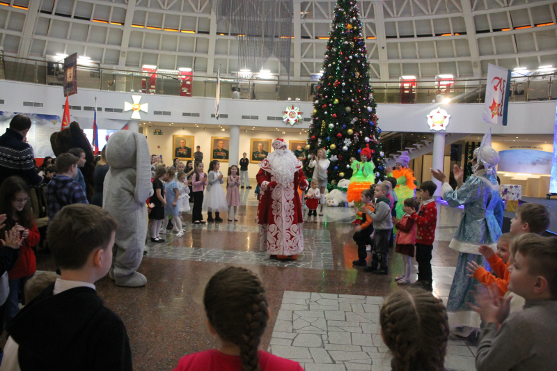 В музее оружия для самых маленьких гостей проводится оригинальная детская игровая программа с Дедом Морозом, Снегурочкой и сказочными героями! Тульский Государственный Музей Оружия