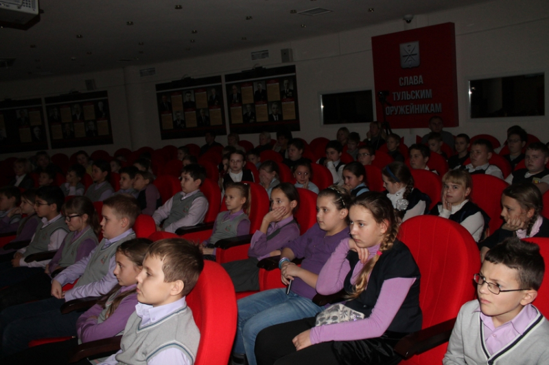 «И с тех пор столица знает: Если враг придет войной, С юга ей не ждать удара – Тула там стоит стеной». Тульский Государственный Музей Оружия