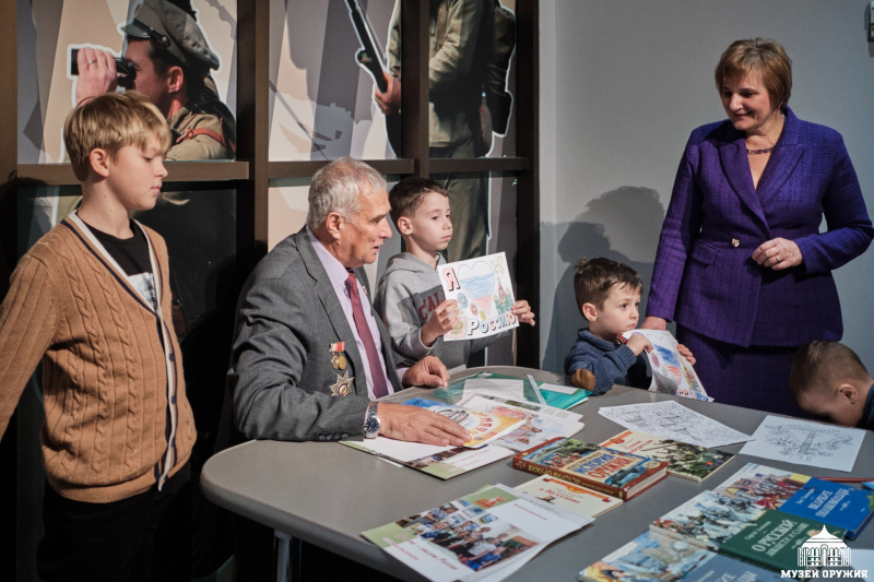 В экспозиционных залах Тульского музея оружия состоялись творческие встречи членов Клуба боевых друзей с участниками «Ночи искусств». Тульский Государственный Музей Оружия