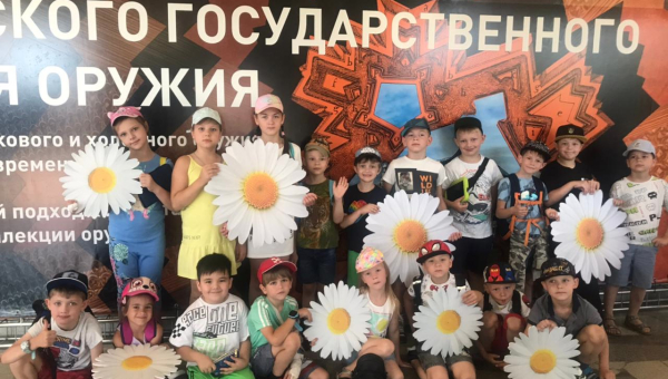 Ромашковое селфи, букетики из ромашек, «семейное древо», «семейный очаг», «библионяня» – творческие интерактивные программы в День семьи, любви и верности в Тульском музее оружия! Тульский Государственный Музей Оружия