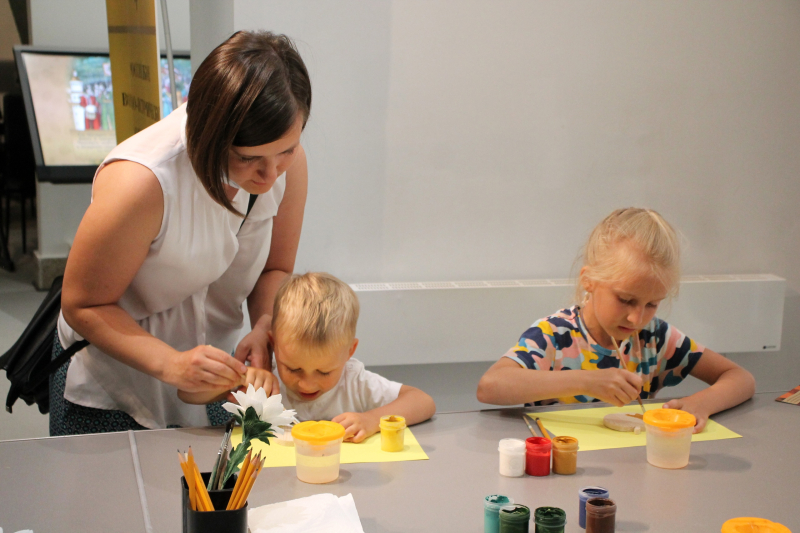 Ромашковое селфи, букетики из ромашек, «семейное древо», «семейный очаг», «библионяня» – творческие интерактивные программы в День семьи, любви и верности в Тульском музее оружия! Тульский Государственный Музей Оружия