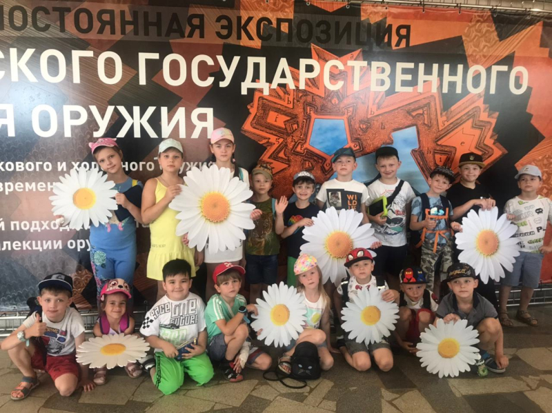 Ромашковое селфи, букетики из ромашек, «семейное древо», «семейный очаг», «библионяня» – творческие интерактивные программы в День семьи, любви и верности в Тульском музее оружия! Тульский Государственный Музей Оружия