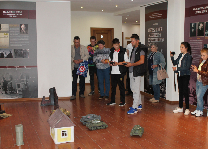 Праздник в музее продолжается! Интерактивная площадка «Танкодром»! Тульский Государственный Музей Оружия