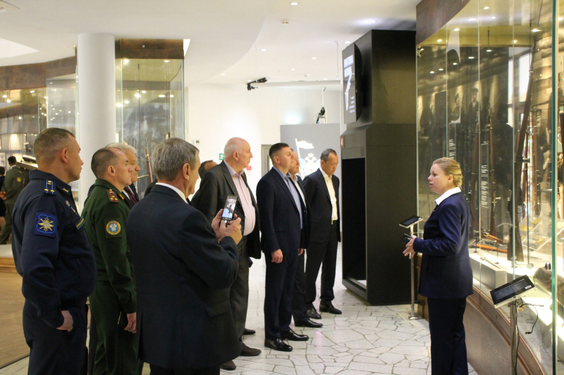 Участники Координационного Комитета по вопросам противовоздушной обороны при Совете министров обороны государств посетили музей оружия Тульский Государственный Музей Оружия