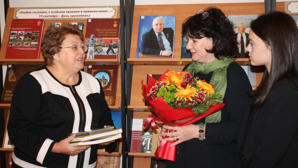 Сегодня, в День оружейника, дочь Николая Александровича Макаровца - Наталья Макаровец передала музею оружия в дар издание о выдающемся ученом и конструкторе Тульский Государственный Музей Оружия