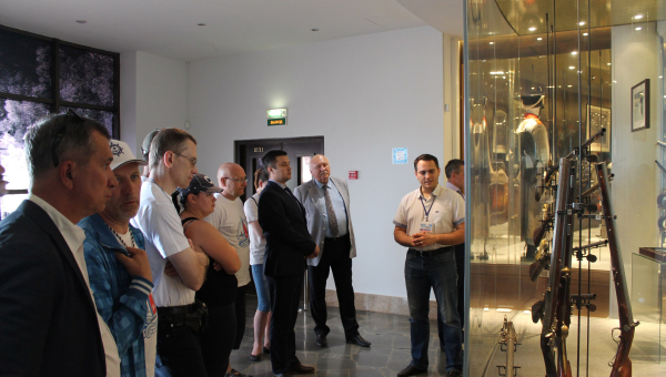 Участники фестиваля «Белые ночи в Севастополе» в Тульском музее оружия. Тульский Государственный Музей Оружия