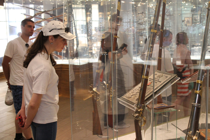 Участники фестиваля «Белые ночи в Севастополе» в Тульском музее оружия. Тульский Государственный Музей Оружия