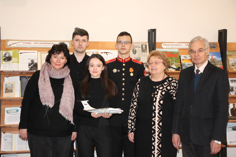 Семья Н.А. Макаровца передала в дар Тульскому музею оружия модель именного тяжелого военно-транспортного самолёта Ил-76МД-90А Тульский Государственный Музей Оружия