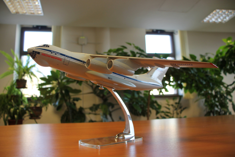 Семья Н.А. Макаровца передала в дар Тульскому музею оружия модель именного тяжелого военно-транспортного самолёта Ил-76МД-90А Тульский Государственный Музей Оружия