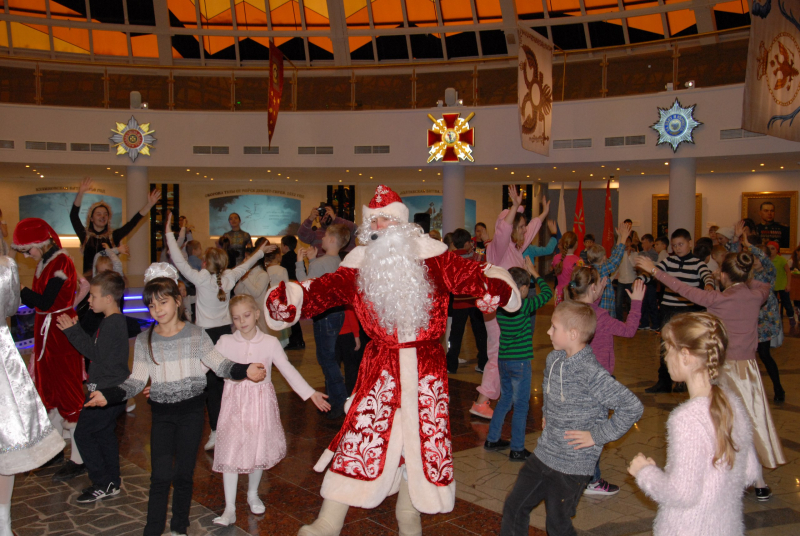 Более 2-х тысяч юных туляков стали участниками «Новогодней феерии» в обновленном зале под куполом с роскошной 9-метровой красавицей-елкой! Тульский Государственный Музей Оружия