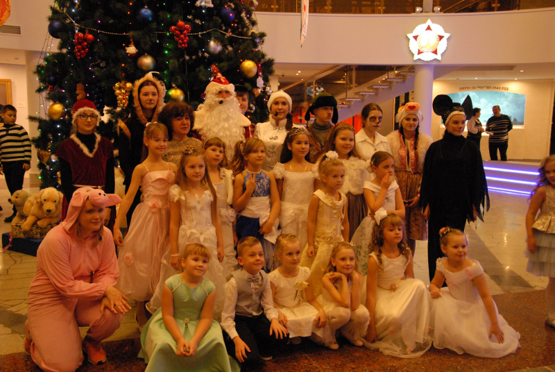 Более 2-х тысяч юных туляков стали участниками «Новогодней феерии» в обновленном зале под куполом с роскошной 9-метровой красавицей-елкой! Тульский Государственный Музей Оружия