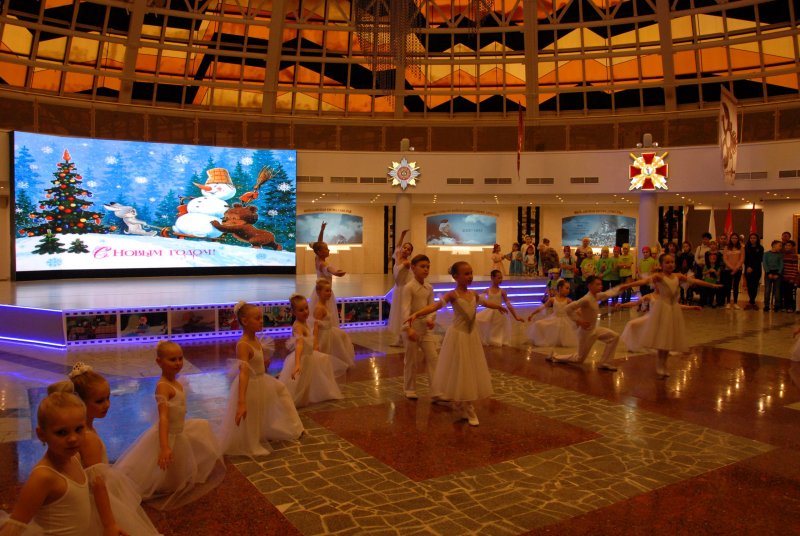 Более 2-х тысяч юных туляков стали участниками «Новогодней феерии» в обновленном зале под куполом с роскошной 9-метровой красавицей-елкой! Тульский Государственный Музей Оружия