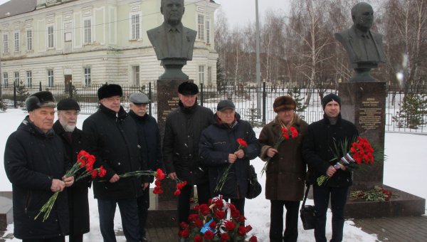 Памятная церемония возложения цветов к бюсту В.П. Грязева на Аллее Славы знаменитых оружейников г. Тулы на территории Тульского музея оружия Тульский Государственный Музей Оружия