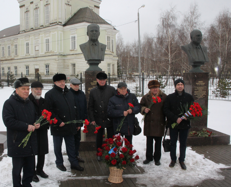 Памятная церемония возложения цветов к бюсту В.П. Грязева на Аллее Славы знаменитых оружейников г. Тулы на территории Тульского музея оружия Тульский Государственный Музей Оружия