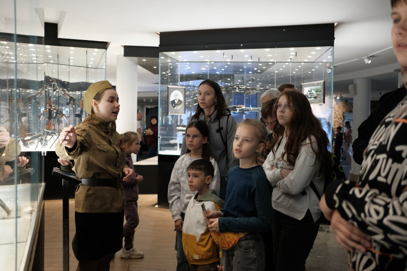 По традиции в День Победы в нашем музее проводятся интерактивные тематические костюмированные экскурсии «Оружие Победы» и «Подвиг тульских оружейников в годы Великой Отечественной войны» Тульский Государственный Музей Оружия