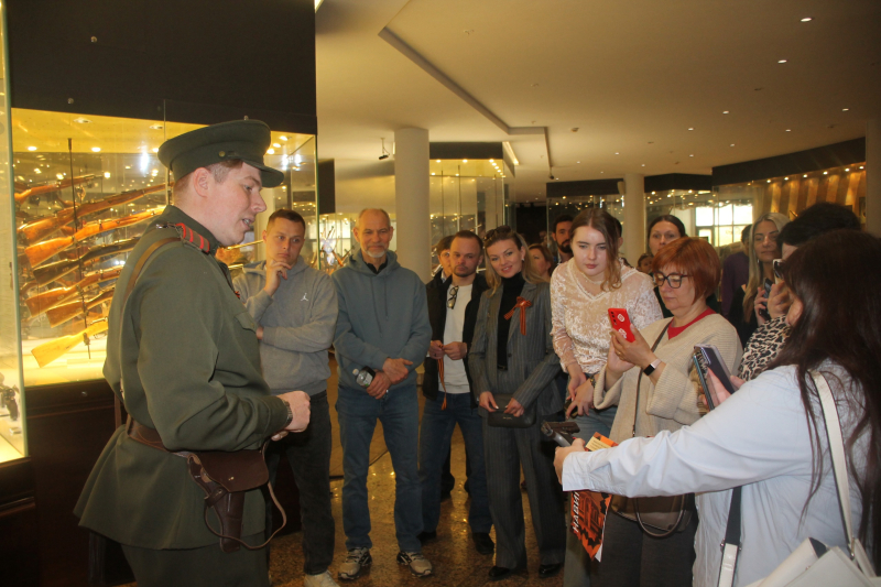 По традиции в День Победы в нашем музее проводятся интерактивные тематические костюмированные экскурсии «Оружие Победы» и «Подвиг тульских оружейников в годы Великой Отечественной войны» Тульский Государственный Музей Оружия