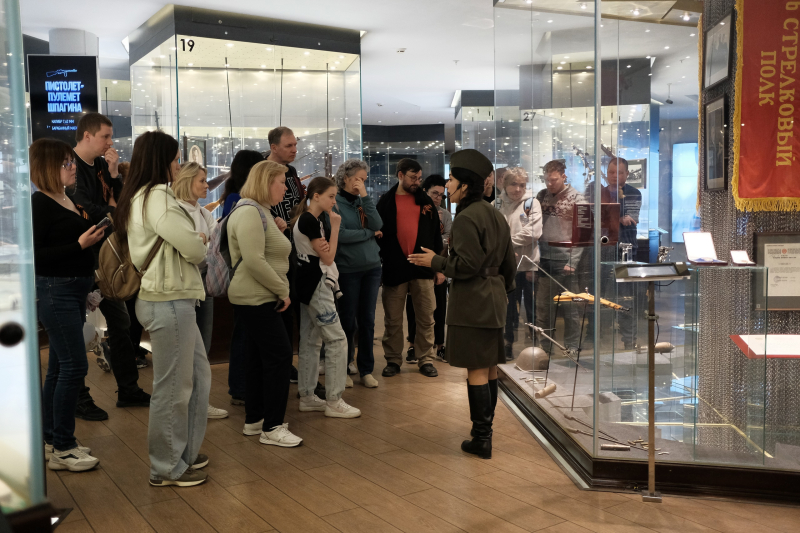 По традиции в День Победы в нашем музее проводятся интерактивные тематические костюмированные экскурсии «Оружие Победы» и «Подвиг тульских оружейников в годы Великой Отечественной войны» Тульский Государственный Музей Оружия