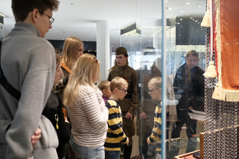 По традиции в День Победы в нашем музее проводятся интерактивные тематические костюмированные экскурсии «Оружие Победы» и «Подвиг тульских оружейников в годы Великой Отечественной войны» Тульский Государственный Музей Оружия