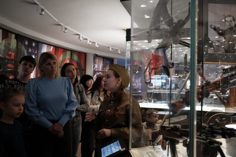 По традиции в День Победы в нашем музее проводятся интерактивные тематические костюмированные экскурсии «Оружие Победы» и «Подвиг тульских оружейников в годы Великой Отечественной войны» Тульский Государственный Музей Оружия