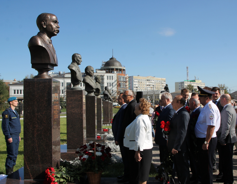 Бюст Федора Васильевича Токарева торжественно открыт на Аллее Славы знаменитых оружейников музея оружия! Тульский Государственный Музей Оружия