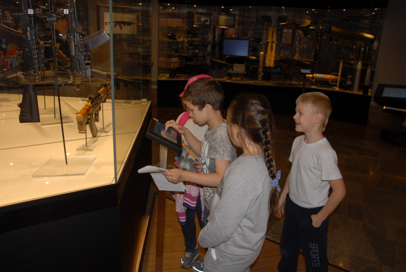 Воспитанники детских оздоровительных лагерей в музее оружия Тульский Государственный Музей Оружия