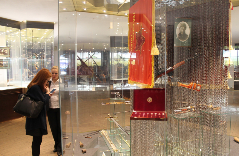 Корреспонденты Информационного агентства России «ТАСС» познакомились с новой экспозицией музея оружия Тульский Государственный Музей Оружия