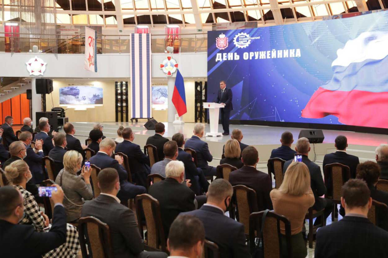 Сегодня в Зале Славы российского оружия Тульского музея оружия состоялась торжественное собрание, посвященное Дню оружейника. Тульский Государственный Музей Оружия