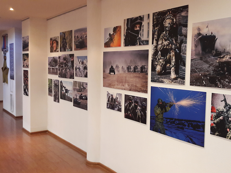 «Российские войска сегодня: готовность к подвигу во имя Отечества» - выставка уникальных фотографий, сделанных на оперативно-тактических учениях и соревнованиях российских войск. Тульский Государственный Музей Оружия